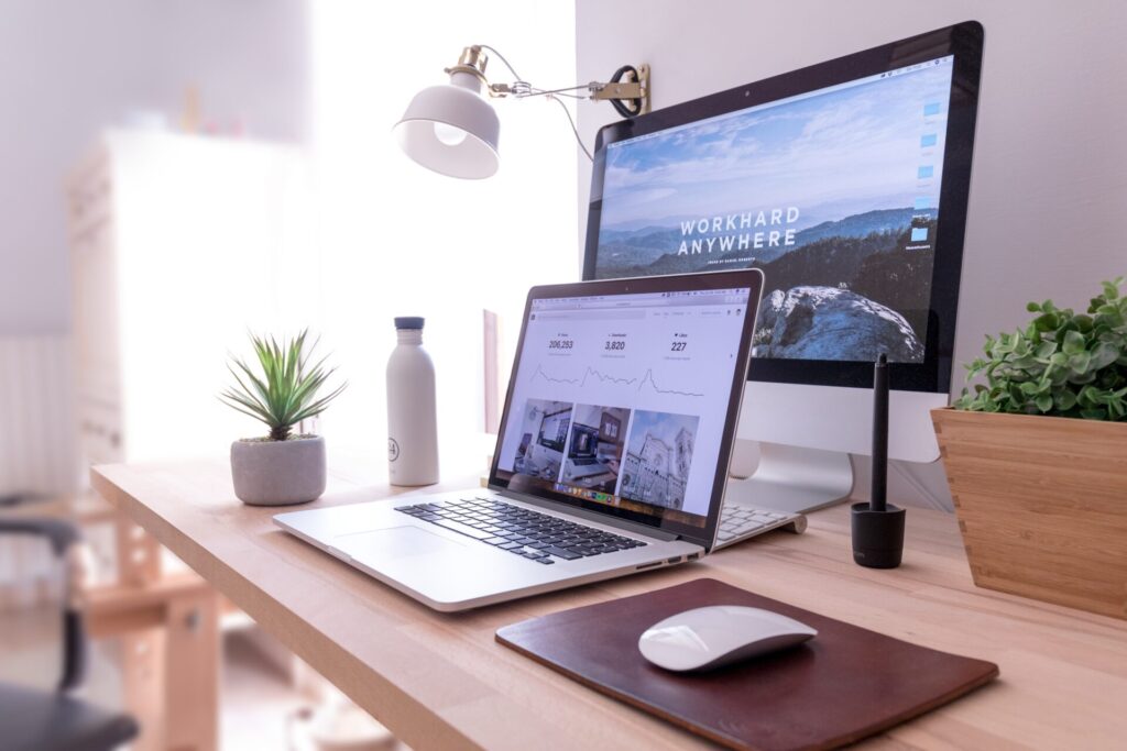 Il sito web per un hotel è di primaria importanza perché consente di raggiungere il proprio target. Con il sito web i clienti trovano l'hotel più facilmente e la struttura ricettiva può raggiungere anche persone molto lontane nello spazio in un lasso di tempo molto breve. Il sito web per l'hotel rappresenta la vetrina attraverso la quale l'ospite comincia a costruirsi un'idea della qualità dell'albergo. Non bisogna dimenticare che oggi le cose si fanno di corsa. L'utente del web ha fretta, quindi è necessario rendere il processo conoscitivo tra azienda e cliente il più snello e immediato possibile. Abbiamo già dedicato il giusto spazio a questo argomento, parlando delle caratteristiche essenziali del sito web dell'hotel, per aumentare le conversioni. Abbiamo, però tralasciato altri due elementi altrettanto importanti le testimonianze di chi alloggia presso la struttura alberghiera e la chiarezza o, per meglio dire, l'onestà nei confronti del cliente. Iniziamo con le testimonianze. le OTA oltre che offrire uno spazio per pubblicizzare la propria struttura e mostrare le camere con i relativi prezzi, concedono spazio anche ai clienti. I viaggiatori possono, infatti, decidere liberamente di esprimere il proprio giudizio sul soggiorno trascorso presso l'hotel. Il parere di chi ha soggiornato in un determinato posto riveste una notevole importanza per chi deve prenotare il proprio alloggio. Proprio per questo motivo bisogna sfruttarne l'enorme potere. In che modo Raccogliendo le testimonianze e pubblicandole sul sito web dell'hotel. Sarebbe anche buona prassi suddividerle per argomento e pubblicarle nelle pertinenti sezioni del portale. Raccogliere e pubblicare le testimonianze sul sito web dell'hotel offre anche un altro vantaggio permette di poter filtrare e avere il controllo sulle recensioni più in linea con la filosofia aziendale. Un altro punto di cui parlare è la chiarezza. Questa volta ci riferiamo non tanto a quella espressiva o della procedura della prenotazione, ma all'onestà nei confronti del cliente. Sovente infatti capita che all'atto della prenotazione, proprio nel momento di pagare, vengano alla luce costi nascosti. Questo rappresenta un grave errore, che mina la fiducia del cliente. Il potenziale ospite si sentirà ingannato e tutto il lavoro fatto per portarlo a un passo dalla struttura verrà così vanificato. È sempre meglio prediligere chiarezza, onestà e semplicità per costruire un rapporto di fiducia con i propri clienti.